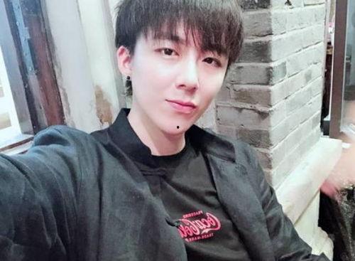 抖音吃瓜男网红,揭秘网络红人的幕后生活